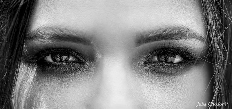 Eyes. Beautiful woman, black and white - photo session. Photo: Julia Chodor