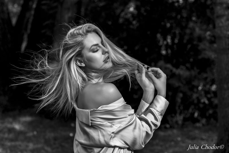 Beautiful woman, black and white - photo session. Photo: Julia Chodor