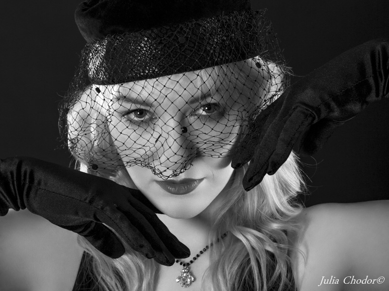 Beautiful woman, black and white, classic elegance - photo session. Photo: Julia Chodor