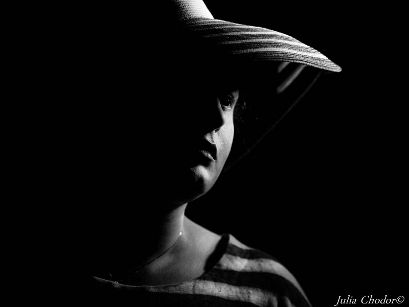 Artystyczna, elegancka, klimatyczna, ponadczasowa, kobieca sesja czarno-biała B&W w studio, Black and white, monochrome, timeless, moody, fine art photography, Photo: Julia Chodor