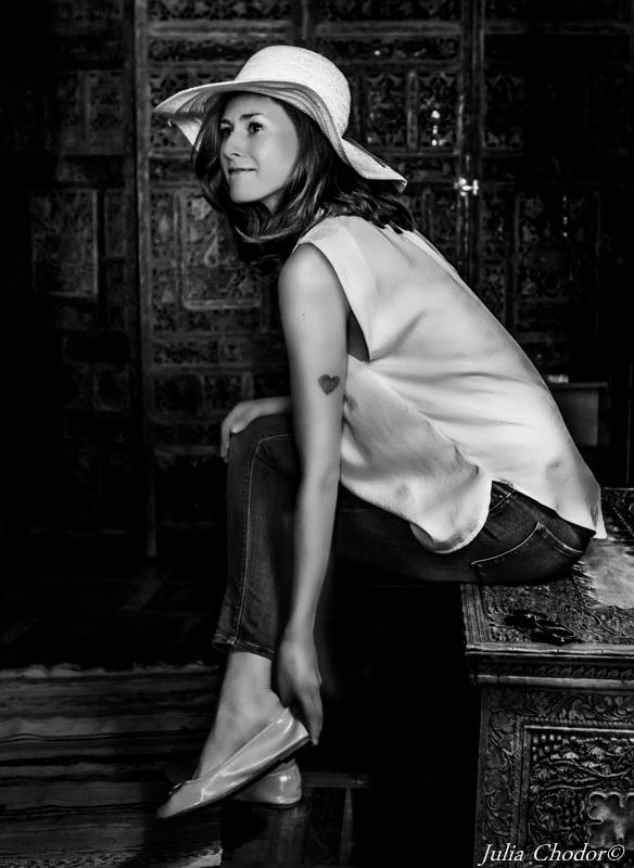 Artystyczna, elegancka, klimatyczna, ponadczasowa, kobieca sesja czarno-biała B&W w plenerze, w domu, Black and white, monochrome, timeless, moody, fine art photography, on-location, Photo: Julia Chodor