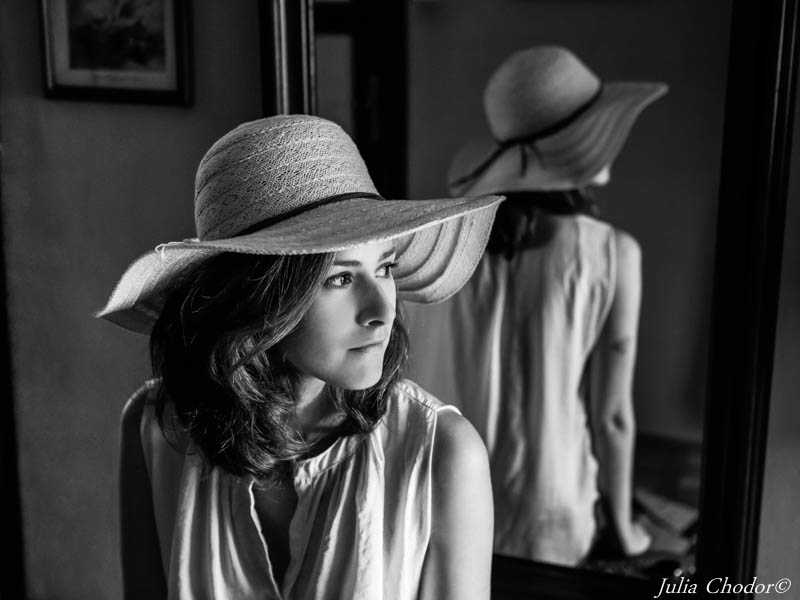 Artystyczna, elegancka, klimatyczna, ponadczasowa, kobieca sesja czarno-biała B&W w plenerze, w domu, Black and white, monochrome, timeless, moody, fine art photography, on-location, Photo: Julia Chodor