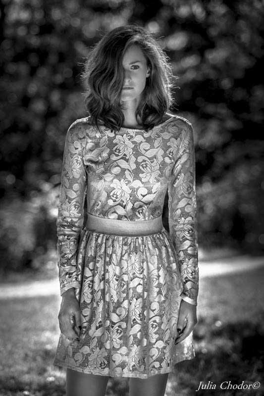 Artystyczna, elegancka, klimatyczna, ponadczasowa, kobieca sesja czarno-biała B&W w plenerze, w domu, Black and white, monochrome, timeless, moody, fine art photography, on-location, Photo: Julia Chodor