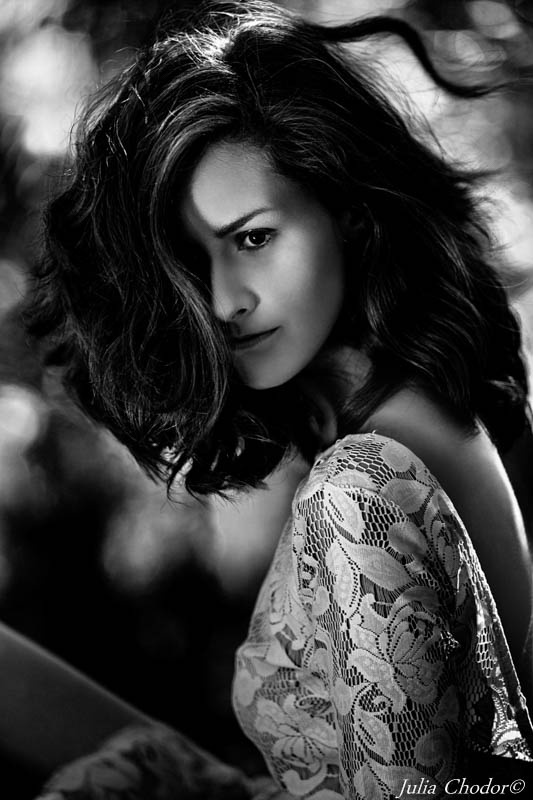 Artystyczna, elegancka, klimatyczna, ponadczasowa, kobieca sesja czarno-biała B&W w plenerze, w domu, Black and white, monochrome, timeless, moody, fine art photography, on-location, Photo: Julia Chodor