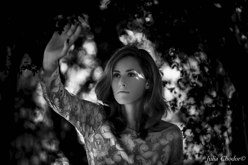 Artystyczna, elegancka, klimatyczna, ponadczasowa, kobieca sesja czarno-biała B&W w plenerze, w domu, Black and white, monochrome, timeless, moody, fine art photography, on-location, Photo: Julia Chodor