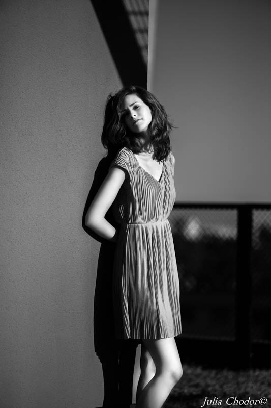 Artystyczna, elegancka, klimatyczna, ponadczasowa, kobieca sesja czarno-biała B&W w plenerze, w domu, Black and white, monochrome, timeless, moody, fine art photography, on-location, Photo: Julia Chodor