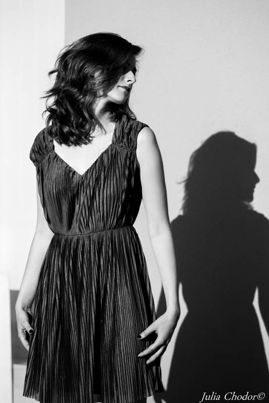 Artystyczna, elegancka, klimatyczna, ponadczasowa, kobieca sesja czarno-biała B&W w plenerze, w domu, Black and white, monochrome, timeless, moody, fine art photography, on-location, Photo: Julia Chodor