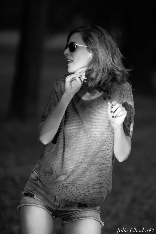 Artystyczna, elegancka, klimatyczna, ponadczasowa, kobieca sesja czarno-biała B&W w plenerze, w domu, Black and white, monochrome, timeless, moody, fine art photography, on-location, Photo: Julia Chodor