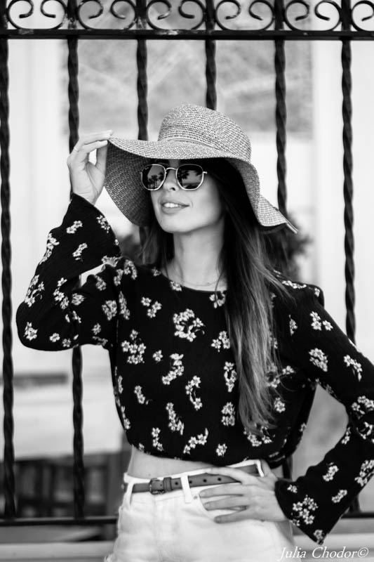 Artystyczna, elegancka, klimatyczna, ponadczasowa, kobieca sesja czarno-biała B&W w plenerze, w domu, Black and white, monochrome, timeless, moody, fine art photography, on-location, Photo: Julia Chodor