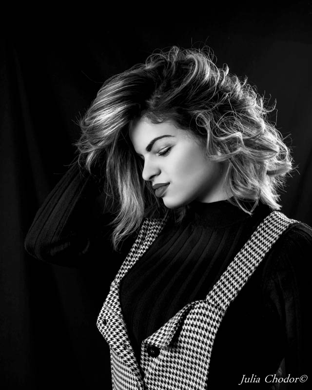 Artystyczna, elegancka, klimatyczna, ponadczasowa, kobieca sesja czarno-biała B&W w studio, Black and white, monochrome, timeless, moody, fine art photography, Photo: Julia Chodor