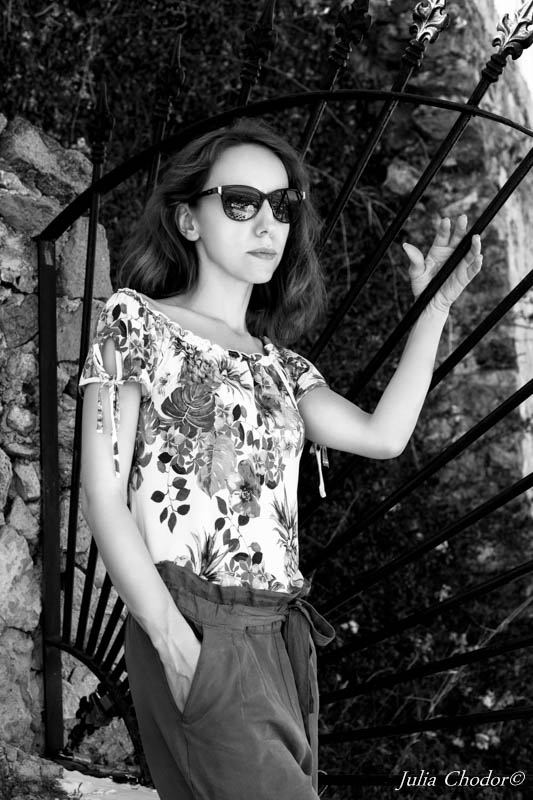 Artystyczna, elegancka, klimatyczna, ponadczasowa, kobieca sesja czarno-biała B&W w plenerze, w domu, Black and white, monochrome, timeless, moody, fine art photography, on-location, Photo: Julia Chodor