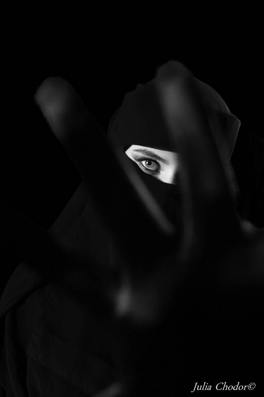 Artystyczna, elegancka, klimatyczna, ponadczasowa, kobieca sesja czarno-biała B&W w studio, Black and white, monochrome, timeless, moody, fine art photography, Photo: Julia Chodor