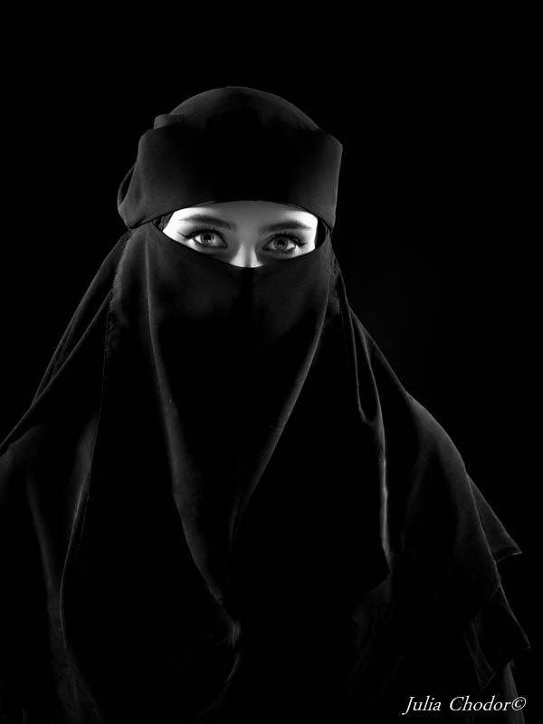 Artystyczna, elegancka, klimatyczna, ponadczasowa, kobieca sesja czarno-biała B&W w studio, Black and white, monochrome, timeless, moody, fine art photography, Photo: Julia Chodor