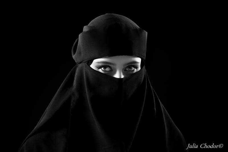 Artystyczna, elegancka, klimatyczna, ponadczasowa, kobieca sesja czarno-biała B&W w studio, Black and white, monochrome, timeless, moody, fine art photography, Photo: Julia Chodor