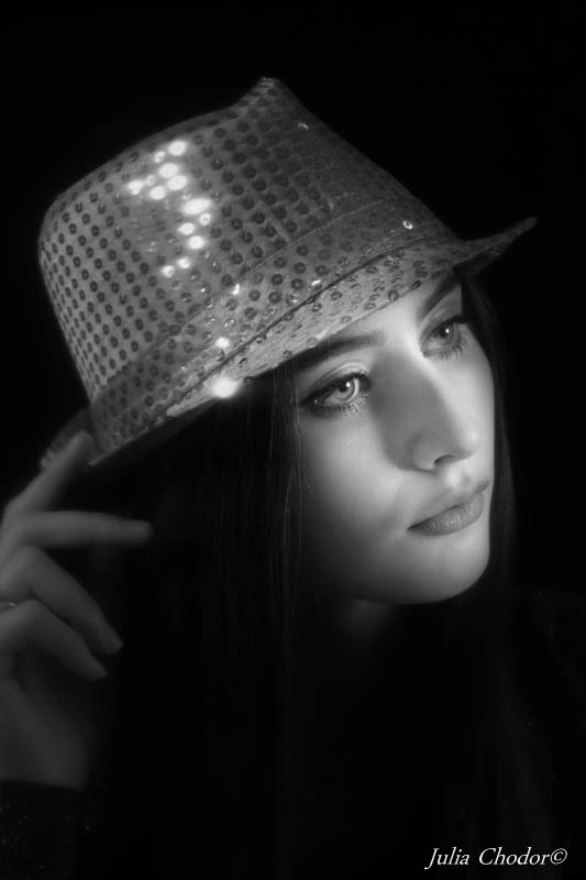 Artystyczna, elegancka, klimatyczna, ponadczasowa, kobieca sesja czarno-biała B&W w studio, Black and white, monochrome, timeless, moody, fine art photography, Photo: Julia Chodor