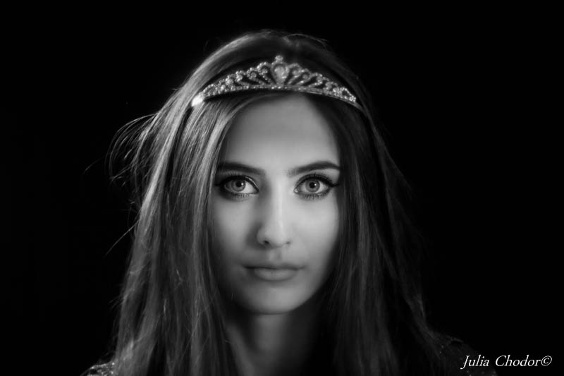 Artystyczna, elegancka, klimatyczna, ponadczasowa, kobieca sesja czarno-biała B&W w studio, Black and white, monochrome, timeless, moody, fine art photography, Photo: Julia Chodor