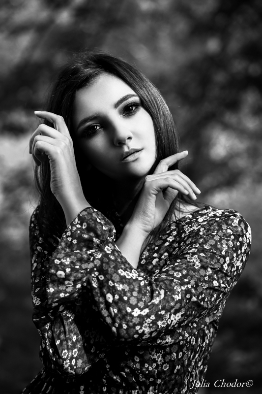 Artystyczna, elegancka, klimatyczna, ponadczasowa, kobieca sesja czarno-biała B&W w plenerze, w domu, Black and white, monochrome, timeless, moody, fine art photography, on-location, Photo: Julia Chodor