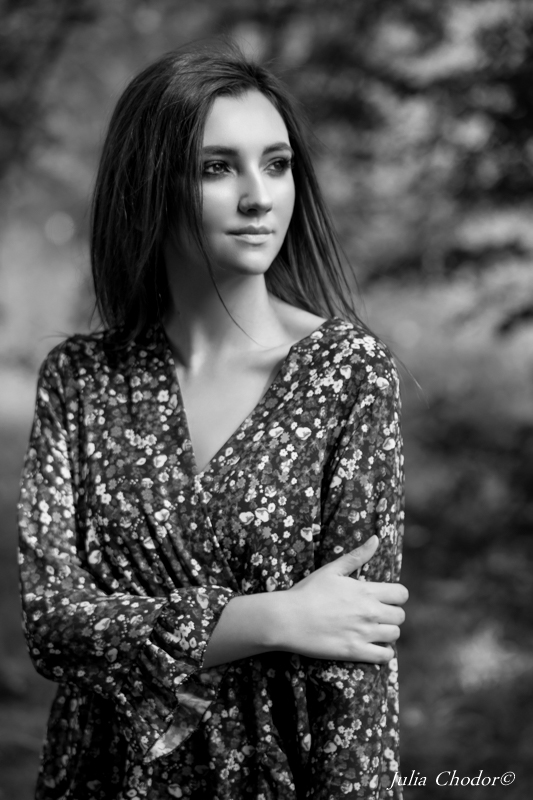 Artystyczna, elegancka, klimatyczna, ponadczasowa, kobieca sesja czarno-biała B&W w plenerze, w domu, Black and white, monochrome, timeless, moody, fine art photography, on-location, Photo: Julia Chodor