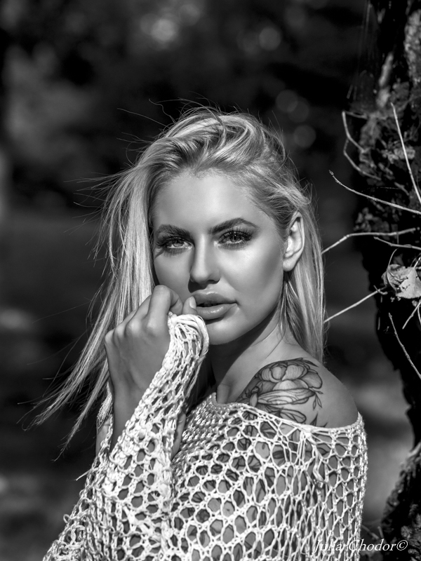 Artystyczna, elegancka, klimatyczna, ponadczasowa, kobieca sesja czarno-biała B&W w plenerze, w domu, Black and white, monochrome, timeless, moody, fine art photography, on-location, Photo: Julia Chodor