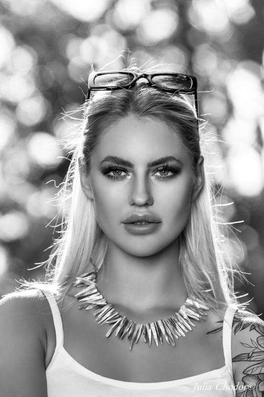 Artystyczna, elegancka, klimatyczna, ponadczasowa, kobieca sesja czarno-biała B&W w plenerze, w domu, Black and white, monochrome, timeless, moody, fine art photography, on-location, Photo: Julia Chodor