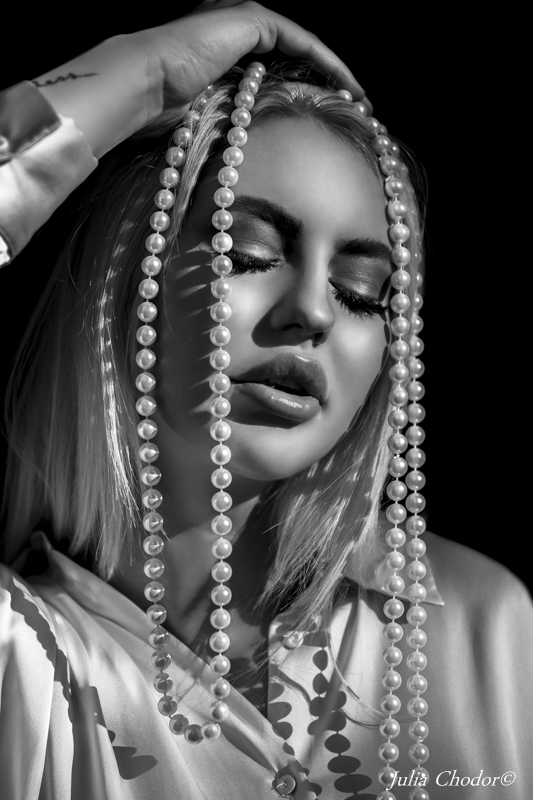 Artystyczna, elegancka, klimatyczna, ponadczasowa, kobieca sesja czarno-biała B&W w plenerze, w domu, Black and white, monochrome, timeless, moody, fine art photography, on-location, Photo: Julia Chodor