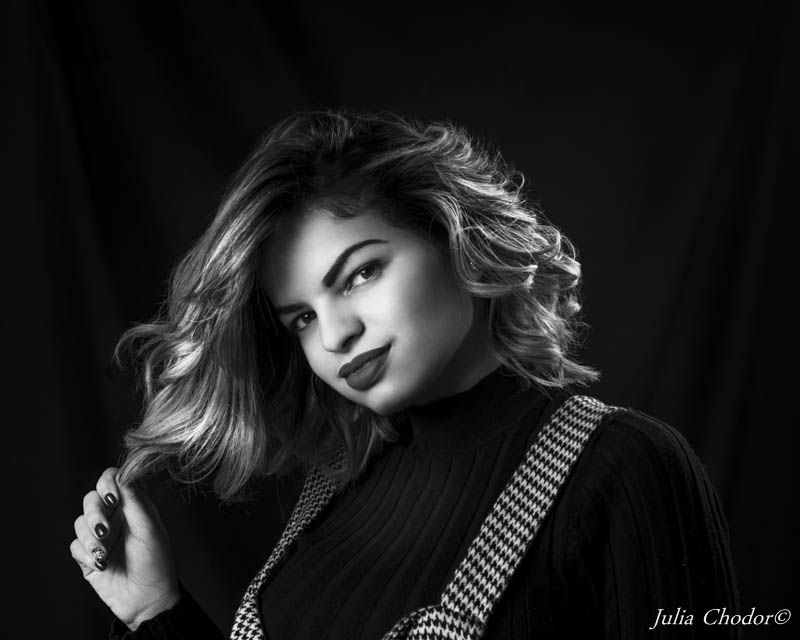 fotografia kobieca, artystyczne zdjęcia portretowe, sesja portretowa czarno-biała, zdjęcia w studio - fot. Julia Chodor