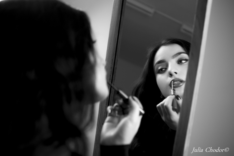 Artystyczna, elegancka, klimatyczna, ponadczasowa, kobieca sesja czarno-biała B&W w studio, Black and white, monochrome, timeless, moody, fine art photography, Photo: Julia Chodor