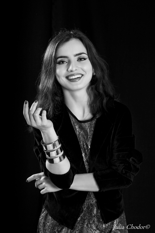 Artystyczna, elegancka, klimatyczna, ponadczasowa, kobieca sesja czarno-biała B&W w studio, Black and white, monochrome, timeless, moody, fine art photography, Photo: Julia Chodor