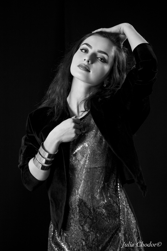 Artystyczna, elegancka, klimatyczna, ponadczasowa, kobieca sesja czarno-biała B&W w studio, Black and white, monochrome, timeless, moody, fine art photography, Photo: Julia Chodor