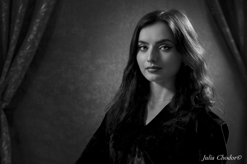 Artystyczna, elegancka, klimatyczna, ponadczasowa, kobieca sesja czarno-biała B&W w studio, Black and white, monochrome, timeless, moody, fine art photography, Photo: Julia Chodor