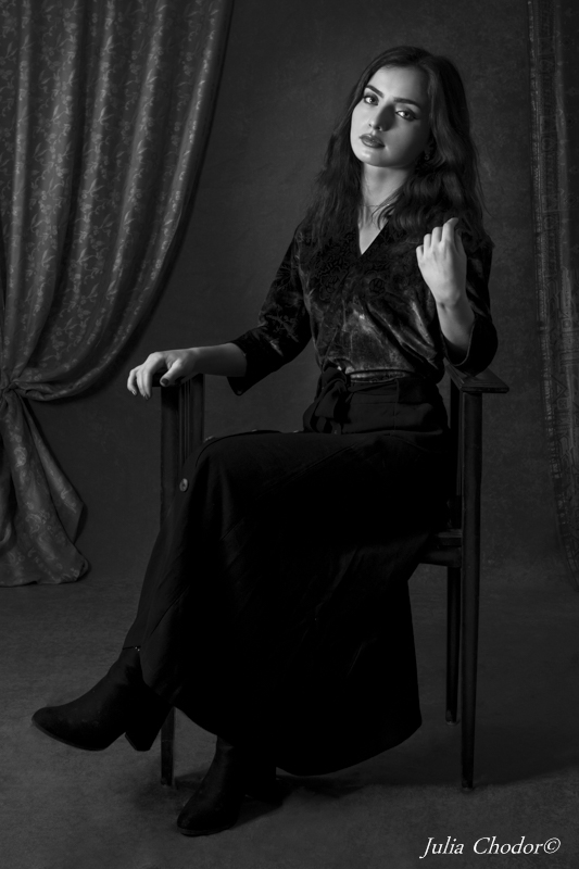 Artystyczna, elegancka, klimatyczna, ponadczasowa, kobieca sesja czarno-biała B&W w studio, Black and white, monochrome, timeless, moody, fine art photography, Photo: Julia Chodor