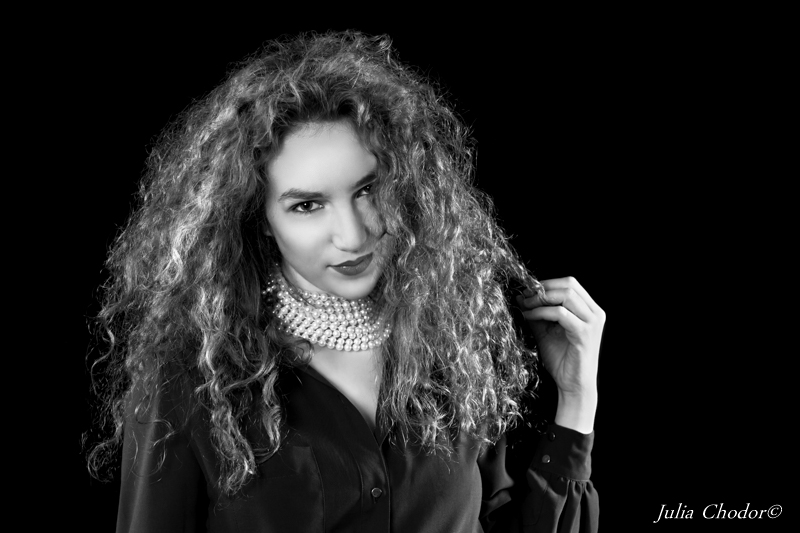 Artystyczna, elegancka, klimatyczna, ponadczasowa, kobieca sesja czarno-biała B&W w studio, Black and white, monochrome, timeless, moody, fine art photography, Photo: Julia Chodor