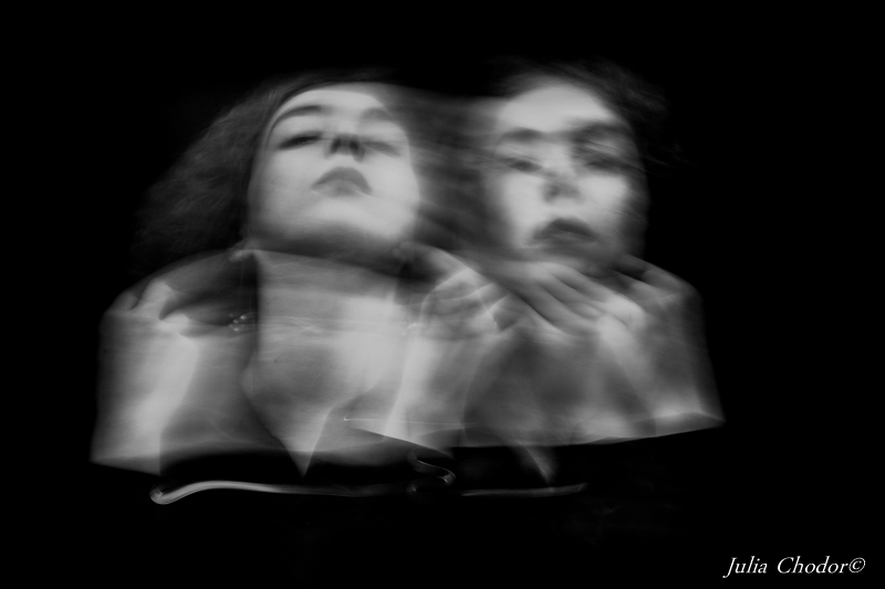 Artystyczna, elegancka, klimatyczna, ponadczasowa, kobieca sesja czarno-biała B&W w studio, Black and white, monochrome, timeless, moody, fine art photography, Photo: Julia Chodor