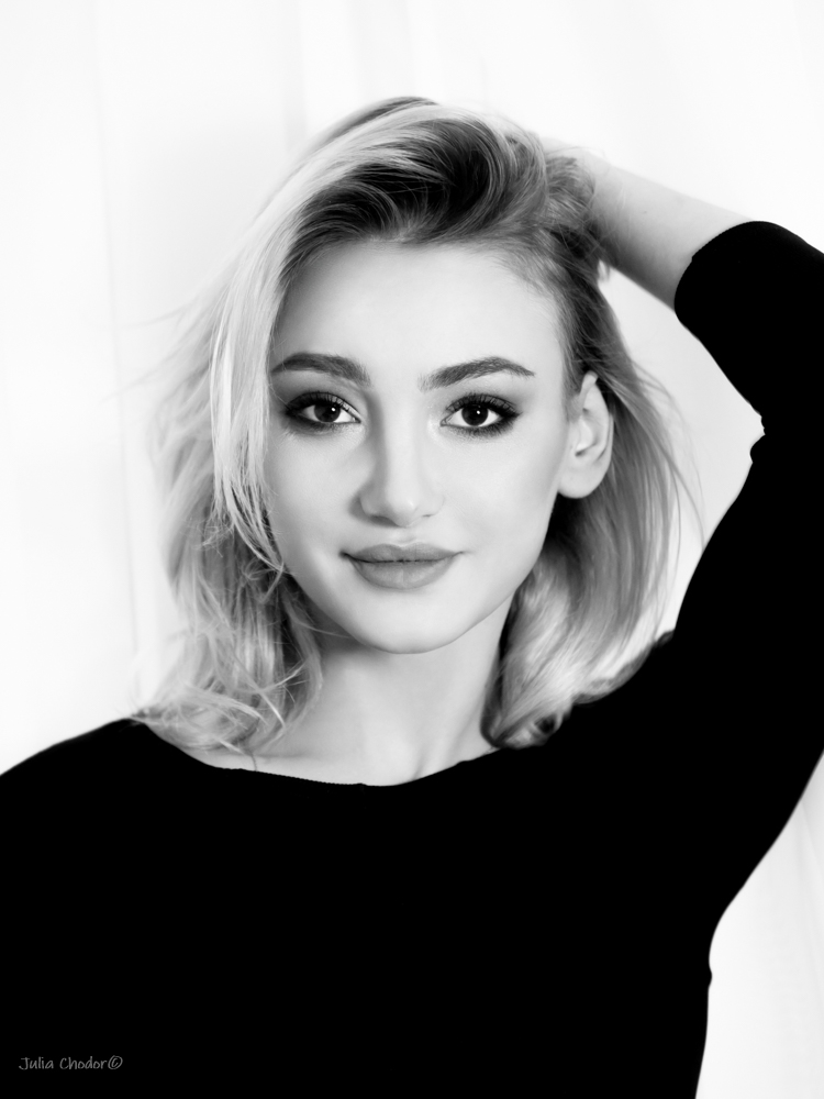 Artystyczna, elegancka, klimatyczna, ponadczasowa, kobieca sesja czarno-biała B&W w plenerze, w domu, Black and white, monochrome, timeless, moody, fine art photography, on-location, Photo: Julia Chodor