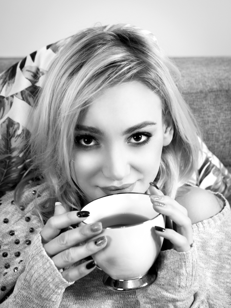 Artystyczna, elegancka, klimatyczna, ponadczasowa, kobieca sesja czarno-biała B&W w plenerze, w domu, Black and white, monochrome, timeless, moody, fine art photography, on-location, Photo: Julia Chodor