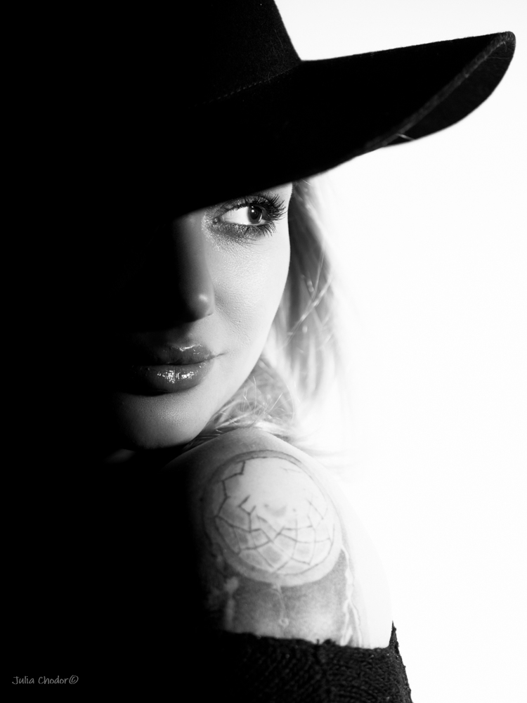 Artystyczna, elegancka, klimatyczna, ponadczasowa, kobieca sesja czarno-biała B&W w plenerze, w domu, Black and white, monochrome, timeless, moody, fine art photography, on-location, Photo: Julia Chodor