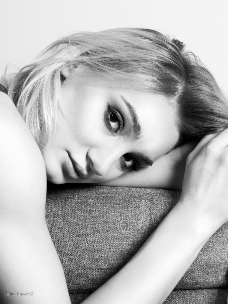 Artystyczna, elegancka, klimatyczna, ponadczasowa, kobieca sesja czarno-biała B&W w plenerze, w domu, Black and white, monochrome, timeless, moody, fine art photography, on-location, Photo: Julia Chodor