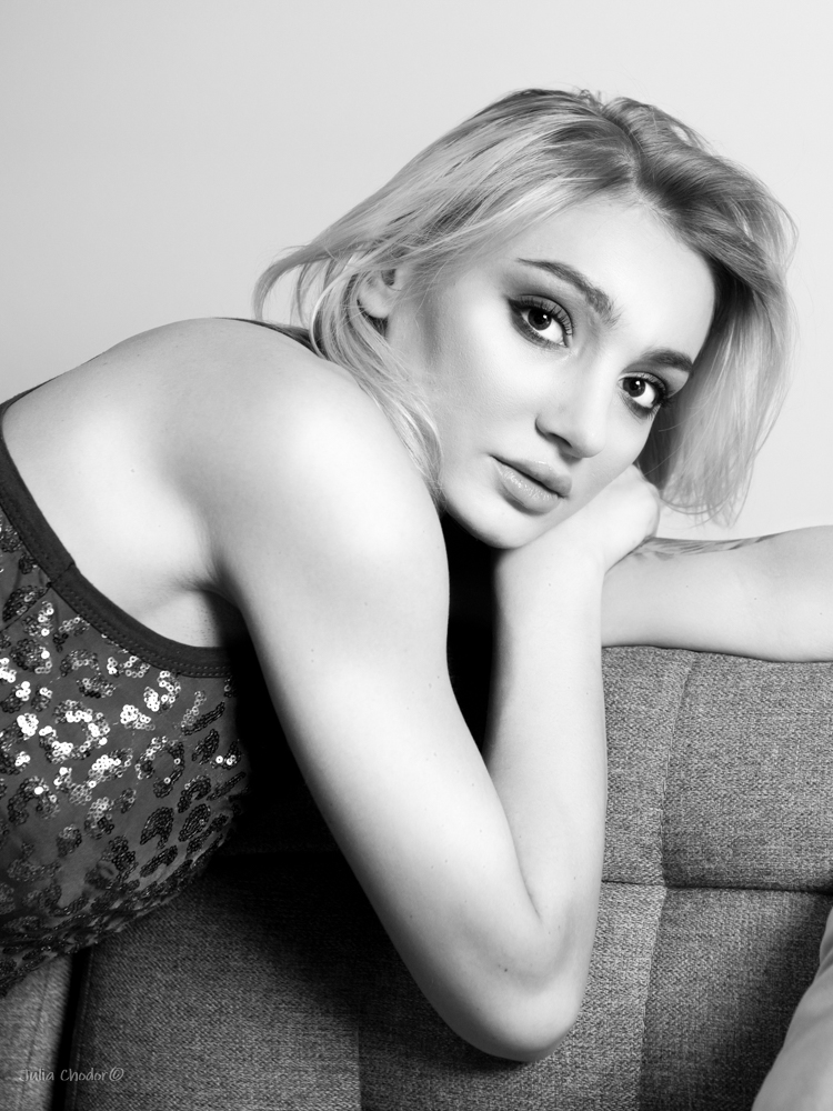 Artystyczna, elegancka, klimatyczna, ponadczasowa, kobieca sesja czarno-biała B&W w plenerze, w domu, Black and white, monochrome, timeless, moody, fine art photography, on-location, Photo: Julia Chodor