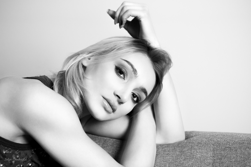 Artystyczna, elegancka, klimatyczna, ponadczasowa, kobieca sesja czarno-biała B&W w plenerze, w domu, Black and white, monochrome, timeless, moody, fine art photography, on-location, Photo: Julia Chodor