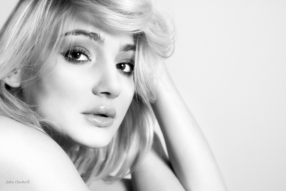 Artystyczna, elegancka, klimatyczna, ponadczasowa, kobieca sesja czarno-biała B&W w plenerze, w domu, Black and white, monochrome, timeless, moody, fine art photography, on-location, Photo: Julia Chodor