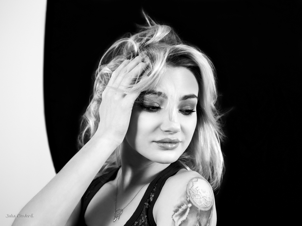 Artystyczna, elegancka, klimatyczna, ponadczasowa, kobieca sesja czarno-biała B&W w plenerze, w domu, Black and white, monochrome, timeless, moody, fine art photography, on-location, Photo: Julia Chodor