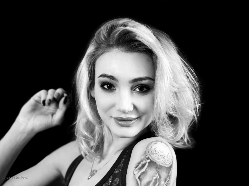 Artystyczna, elegancka, klimatyczna, ponadczasowa, kobieca sesja czarno-biała B&W w plenerze, w domu, Black and white, monochrome, timeless, moody, fine art photography, on-location, Photo: Julia Chodor