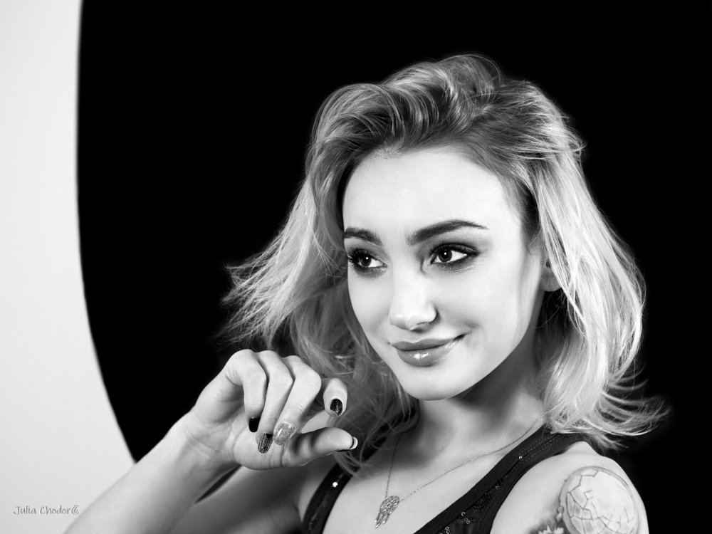 Artystyczna, elegancka, klimatyczna, ponadczasowa, kobieca sesja czarno-biała B&W w plenerze, w domu, Black and white, monochrome, timeless, moody, fine art photography, on-location, Photo: Julia Chodor