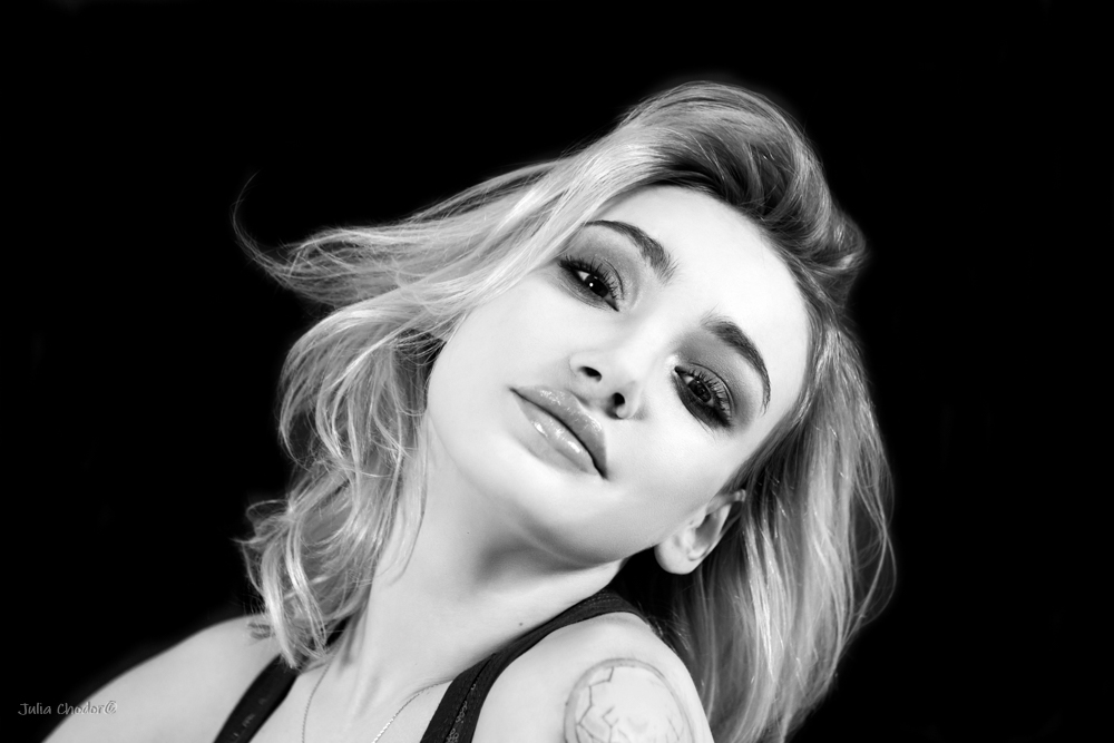 Artystyczna, elegancka, klimatyczna, ponadczasowa, kobieca sesja czarno-biała B&W w plenerze, w domu, Black and white, monochrome, timeless, moody, fine art photography, on-location, Photo: Julia Chodor