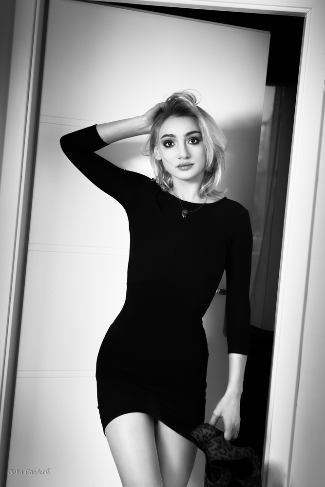 Artystyczna, elegancka, klimatyczna, ponadczasowa, kobieca sesja czarno-biała B&W w plenerze, w domu, Black and white, monochrome, timeless, moody, fine art photography, on-location, Photo: Julia Chodor