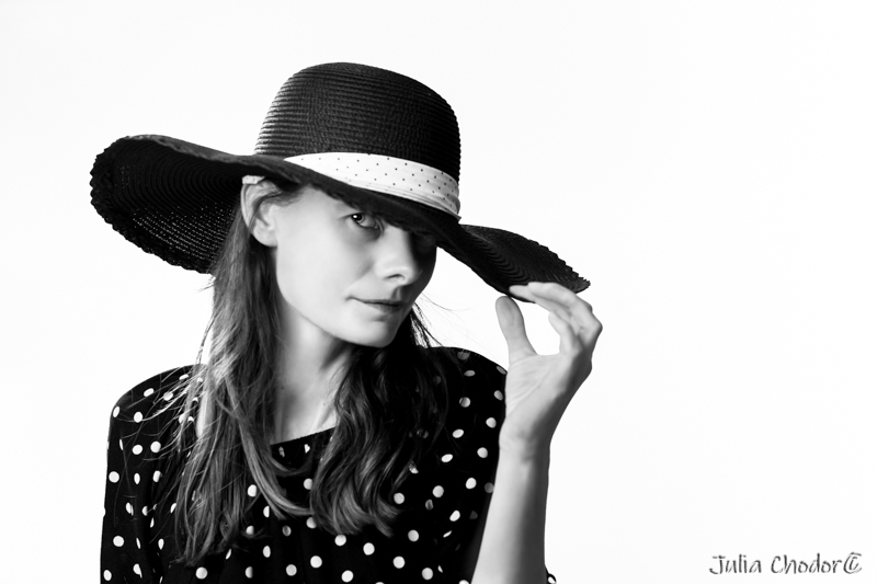 Artystyczna, elegancka, klimatyczna, ponadczasowa, kobieca sesja czarno-biała B&W w studio, Black and white, monochrome, timeless, moody, fine art photography, Photo: Julia Chodor