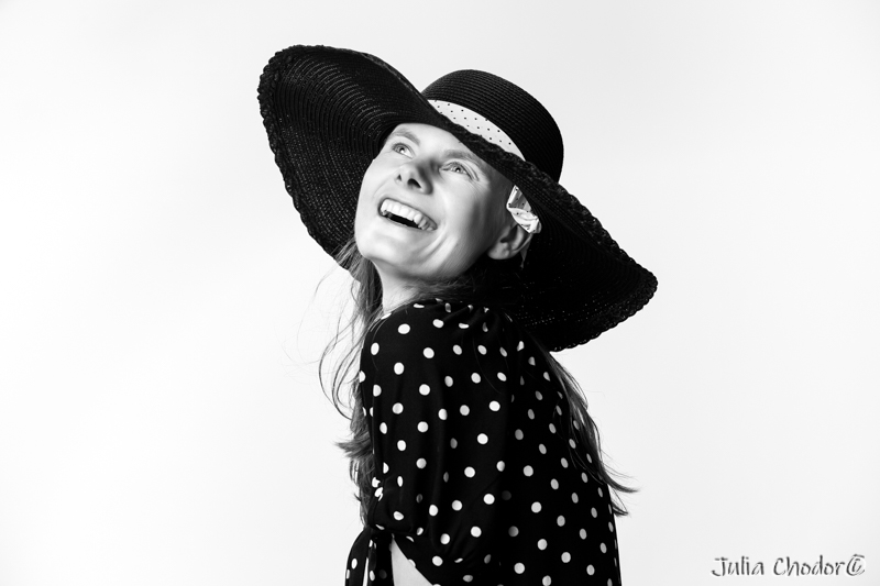 Artystyczna, elegancka, klimatyczna, ponadczasowa, kobieca sesja czarno-biała B&W w studio, Black and white, monochrome, timeless, moody, fine art photography, Photo: Julia Chodor