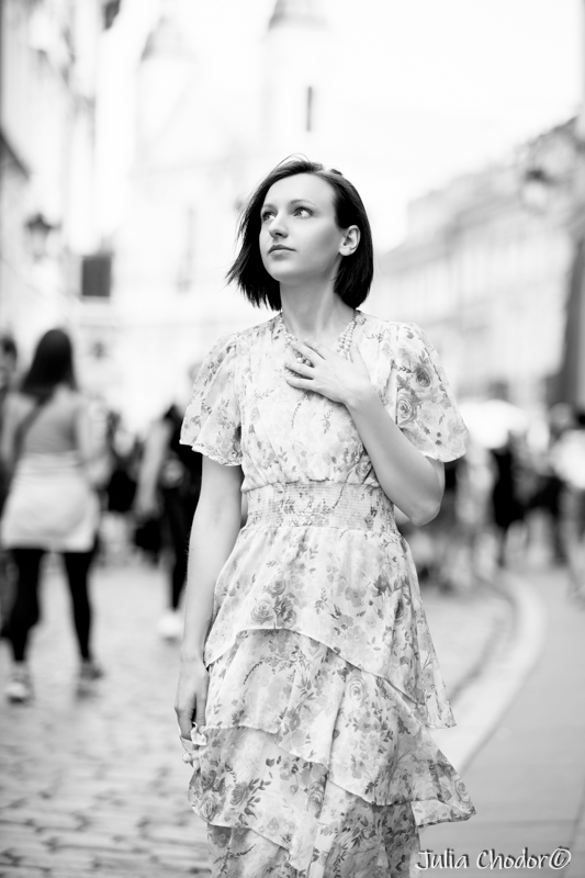 Artystyczna, elegancka, klimatyczna, ponadczasowa, kobieca sesja czarno-biała B&W w plenerze, w domu, Black and white, monochrome, timeless, moody, fine art photography, on-location, Photo: Julia Chodor