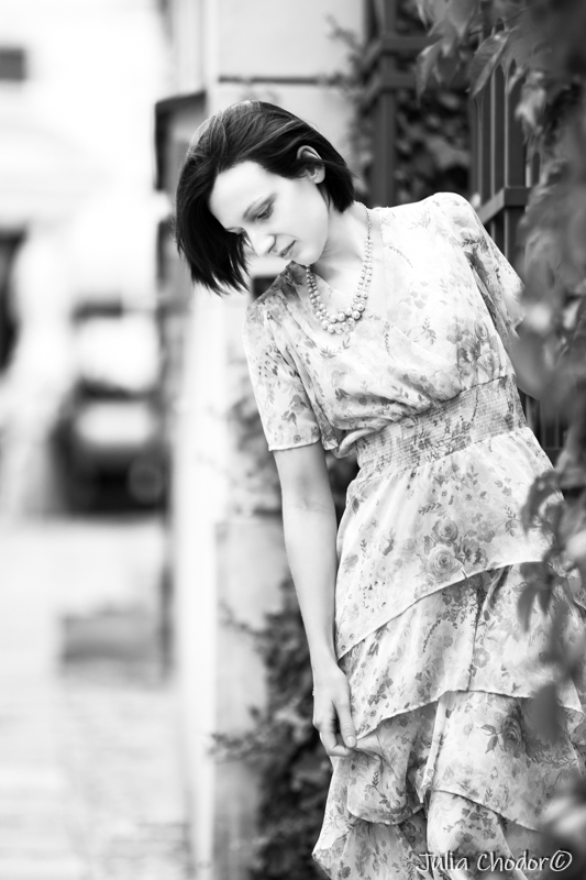 Artystyczna, elegancka, klimatyczna, ponadczasowa, kobieca sesja czarno-biała B&W w plenerze, w domu, Black and white, monochrome, timeless, moody, fine art photography, on-location, Photo: Julia Chodor