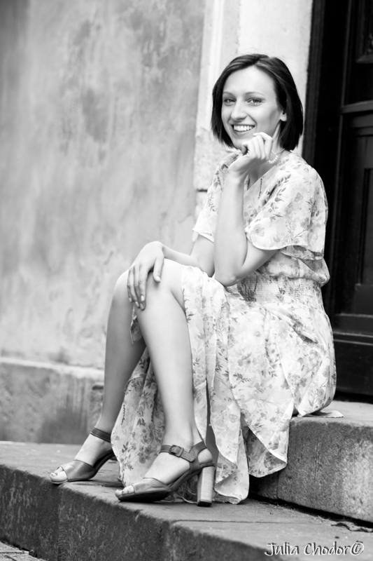 Artystyczna, elegancka, klimatyczna, ponadczasowa, kobieca sesja czarno-biała B&W w plenerze, w domu, Black and white, monochrome, timeless, moody, fine art photography, on-location, Photo: Julia Chodor